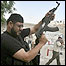 عضو فتح در حال تيراندازی