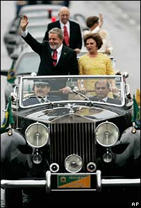 لولا و همسرش در راه مراسم تحليف