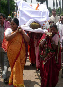 ارتھی کو کندھا دیتی عورتیں