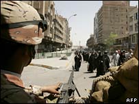 Nhiều chốt kiểm soát đã được dựng lên quanh khu vực thánh đường