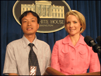 Nguyễn Hùng và bà Dana Perino, phó bí thư báo chí của Tòa Bạch Ốc