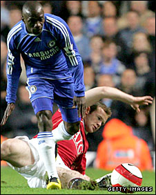 Makelele giành bóng trong pha tranh với Wayne Rooney của Man U