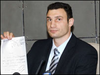 Віталій Кличко на цьому фото 2006 року оголошує, що йде в мери Києва (попереднього разу). Фото Укрінформ