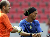 Marcos e Ronaldinho em treino em Colônia