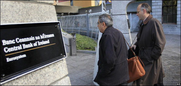 Ajai Chopra (L), deputy director of the European Department of the IMF, and an unidentified colleague make their way to the Central Bank of Ireland in Dublin, 18 November