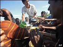 Voluntários distribuem alimentos para vítimas do ciclone em Patargata