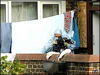 Peritos da polícia vêm examinando residências de suspeitos