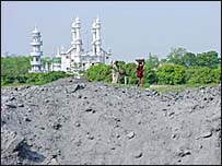 कठिया गाँव में कोयले की राख