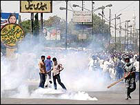 کراچی میں پچھلے ایک ماہ سے جاری پر تشدد واقعات کے بعد آج پولیس میں اعلیٰ سطح پر تبدیلیاں کی گئی ہیں۔ 