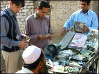 اسداللہ پڑھا لکھا تو نہیں لیکن اسے پرزوں کے نام ضرور معلوم ہیں۔