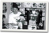 Mr Hopton gyda rhan fechan o'r casgliad