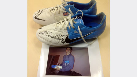 Esgidiau pêl droed wedi eu llofnodi gan Joe Allen, Lerpwl