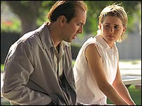 Nicholas Cage e Alison Lohman em cena de 'Os Vigaristas'