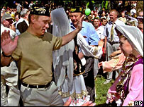 Vladimir Putin Tatarlarla dans ederken