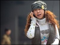 Mulher falando no celular