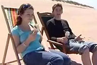 Bethan a Gwion ar draeth