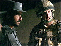 سرباز بريتانيايی و پليس افغانستان