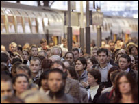 Tren istasyonunda kalabalık