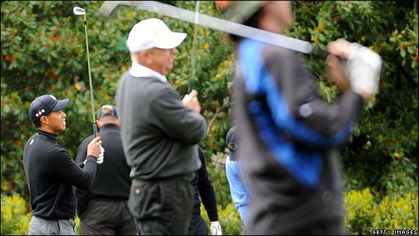 Tiger Woods practices