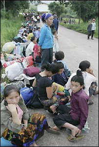 Người Hmong phải rời trại Huay Nam Khao