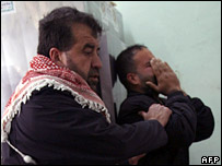 Familiares das crianças atingidas pelo último ataque israelense no necrotério de Beit Lahia