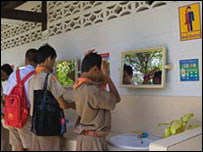 Alunos transexuais usam o banheiro da escola Kampang, na Tailândia.