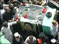 Біля труни Мохаммада Бакера аль-Хакіма