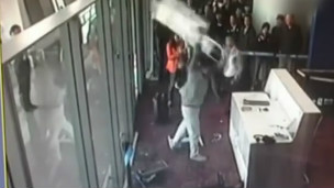 嚴林昆大鬧機場現場（網絡截圖）