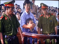 Bức hình bịt miệng cha Lý đã được lưu truyền khắp nơi