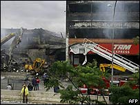 Operação de limpeza e resgate no depósito da TAM perto de Congonhas