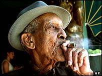 Kubánský hudebník Francisco Repilado kouří doutník