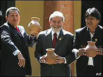 Chávez, Lula e Evo Morales ao final da cúpula