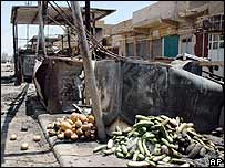 Các giá bán hàng trong khu chợ bị tấn công