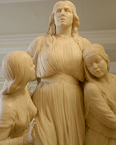 Cerflun marmor o Buddug a'i dwy ferch yn Neuadd y Ddinas, Caerdydd