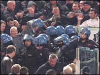 Cảnh sát và fan đụng độ