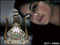 Visitante admira um dos objetos expostos