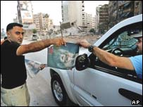 هوادار حزب الله هنگام توزيع اعلاميه شادباش