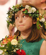 Un o ferched y ddawns flodau yn ystod y seremoni y Coroni