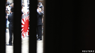手持日本帝国海军军旗的日本右翼人士在日本战败67年纪念日前往参拜东京的靖国神社（15/08/2012）