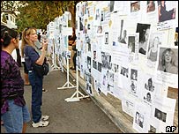 Phuket'te kayıpların resimlerinin olduğu bir pano