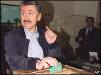 O então premiê Massimo D'Alema vota nas eleições de 2000