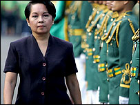 Tổng thống Philippines, bà Gloria Arroyo duyệt đội danh dự