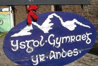 Glyndwr ar arwydd yr ysgol yn Esquel