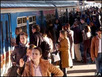 Passageiros em terminal de trem