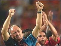 O técnico Luiz Felipe Scolari comemora a classificação de Portugal para a final da Eurocopa