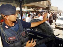 Carabinieri italiano patrulhando a cidade de Nasirya