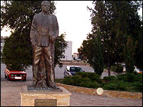 Велес, споменик на Коста Рацин