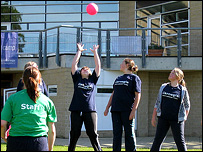 肥胖青少年在“胖子夏令营”锻炼