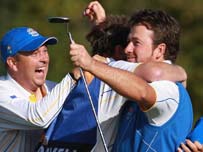 Graeme McDowell yn dathlu