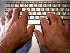 Unas manos sobre un teclado